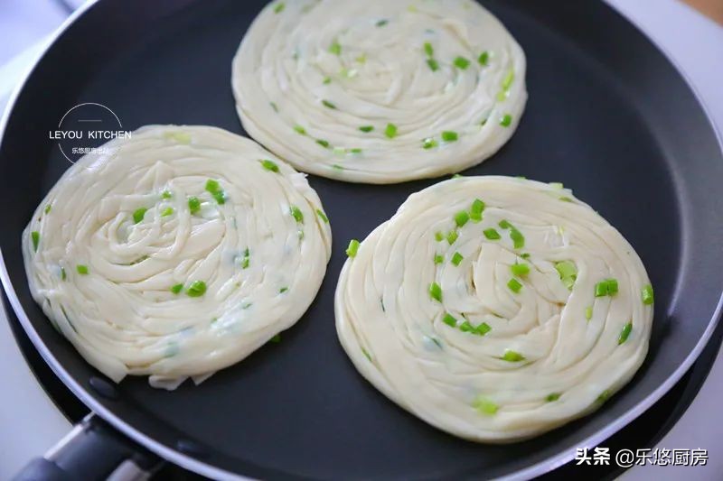 几个饺子皮一起擀,剩下的饺子皮怎么做鸡蛋灌饼