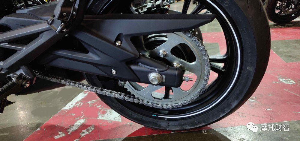 400排量颜值担当,春风400nk和ktm250duke哪个好