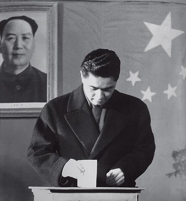 1986年,*小平邓**在京会见荣氏家族:你们就像杨家将,是有功的