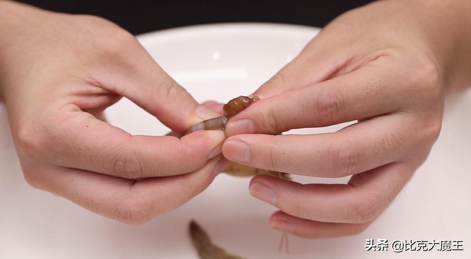 吸管挑虾线去虾头,去虾线别把虾掰断了