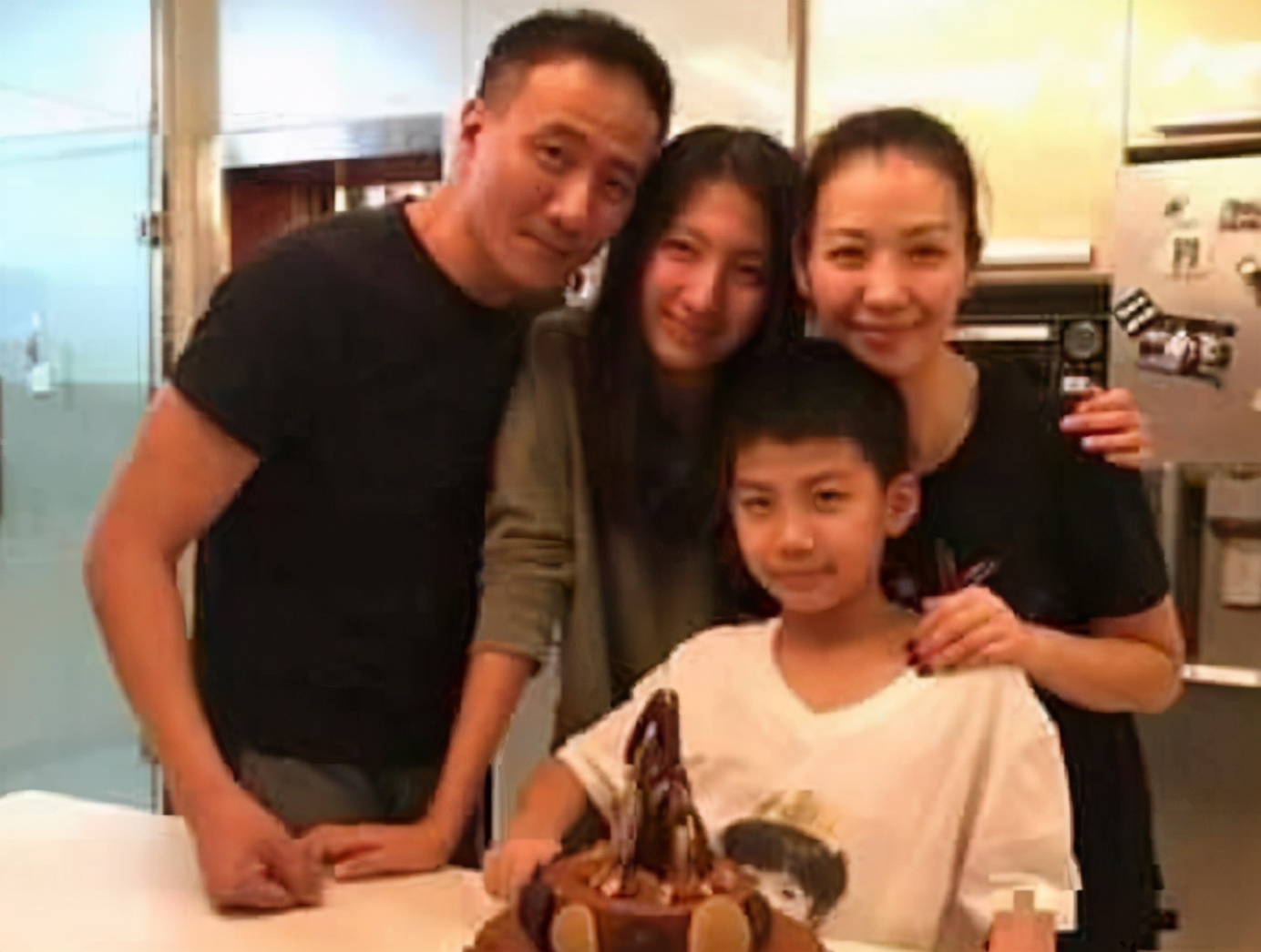 胡军为儿子庆生康康暖男初长成,胡军儿子康康多高