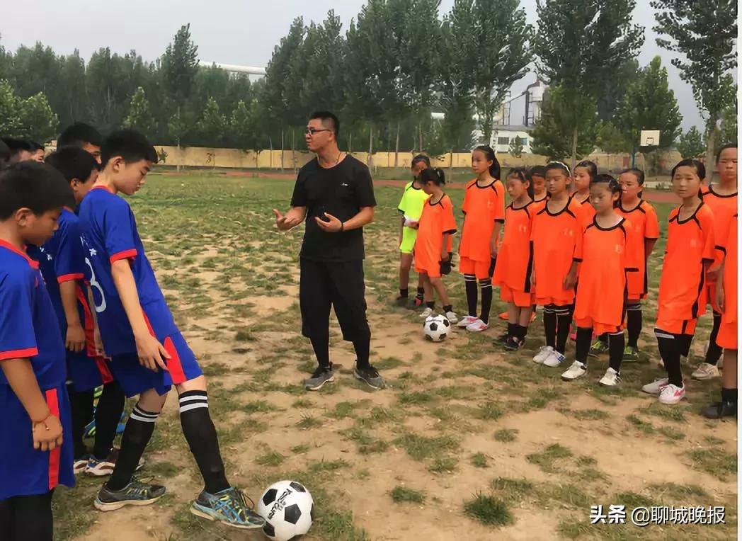临清这所农村小学开放校园操场，30多个孩子暑假回校练足球