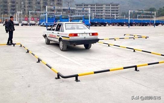 科二倒车入库修正方向视频教程,科二倒车入库什么时候修正方向