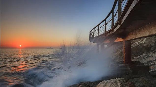 受台风影响深圳哪些景区关闭,被台风山竹破坏后的大梅沙景象