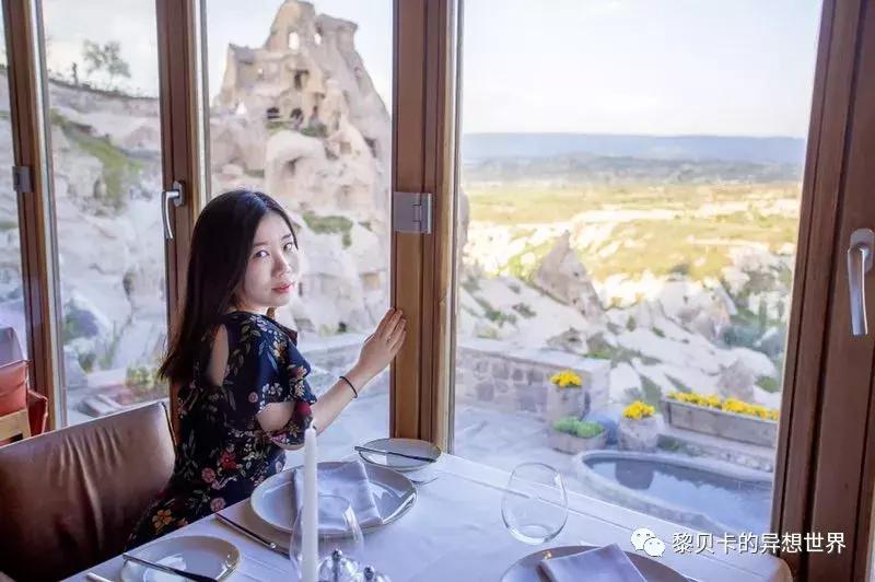 她们穿的连衣裙,她们穿的花裙子