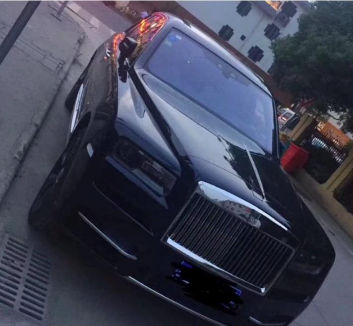 王思聪带女友买奢侈品,王思聪带神秘女朋友逛街