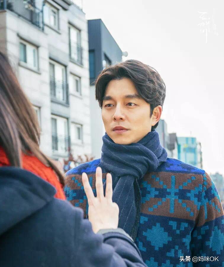 几种很火的围巾的新系法,比较短的围巾系大法