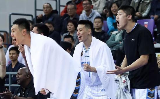 林书豪场边说中文,林书豪刚开始说中文