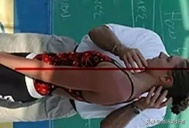 仰泳蹬腿如何不呛水,仰泳转身才不会呛水