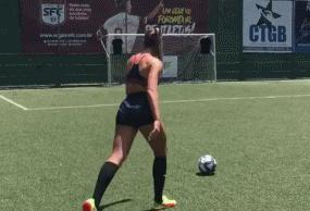 内马尔街头足球pk女足,内马尔和女足训练时的图片