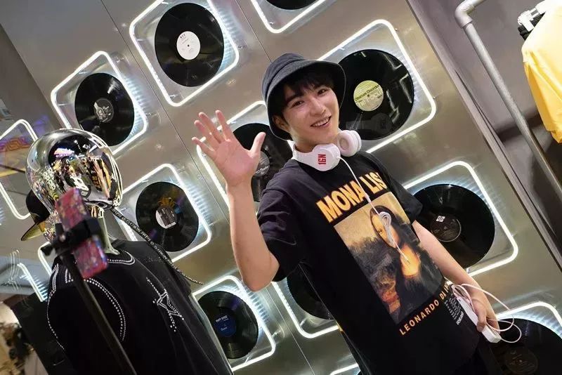 觉得太平鸟、GXG、卡宾不够潮？这个潮流男装可能正对你胃口！