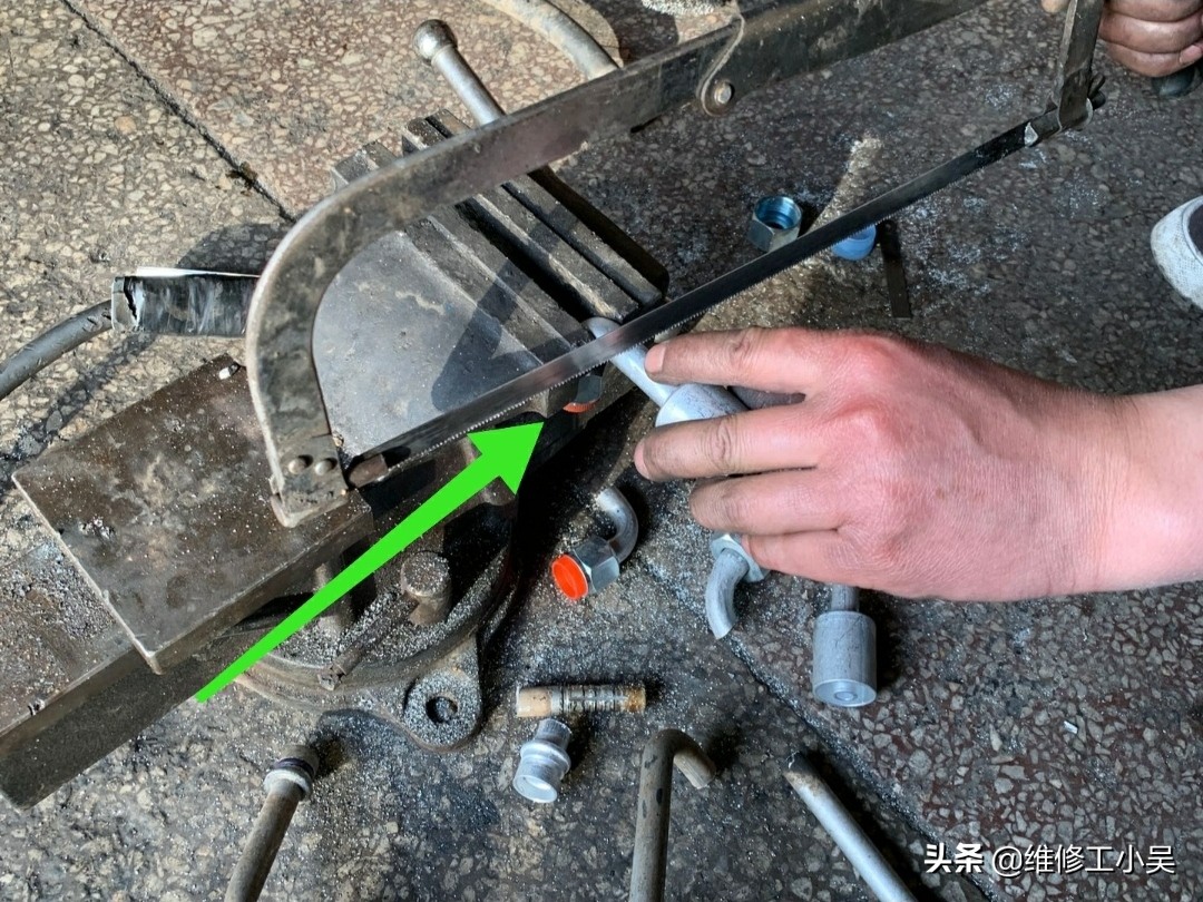 空调修理师傅泄漏氟利昂,汽车空调管道漏氟维修多少钱