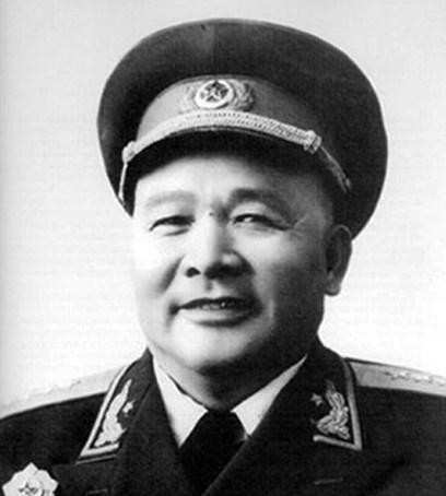 1976年毛主席追悼大会所有人站立默哀,唯独一老妇坐着,她是谁?