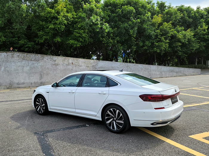 试驾新款*萨特帕**，转型年轻化不仅仅是颜值，操控也变了？