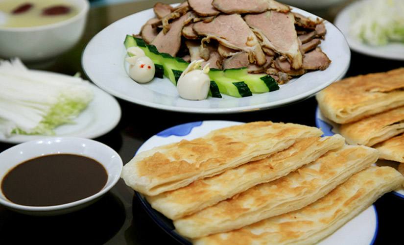 90后闺蜜在学校门口卖早餐，鸡架夹饼是特色，小学生看见走不动路