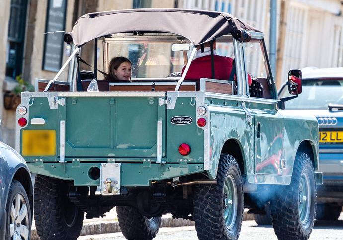 45岁贝克汉姆“秃了”!剪短发带小七公主逛街,地中海趋势太明显