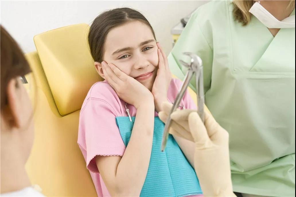 牙齿咬硬物受伤,牙齿受伤吃什么恢复