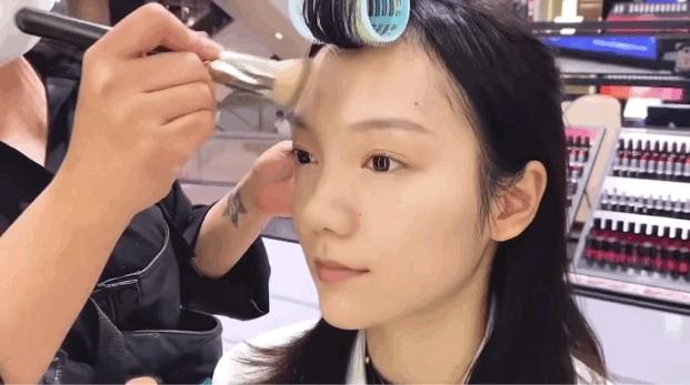 为啥柜姐给顾客化妆都那么高级,柜姐化妆免费培训吗