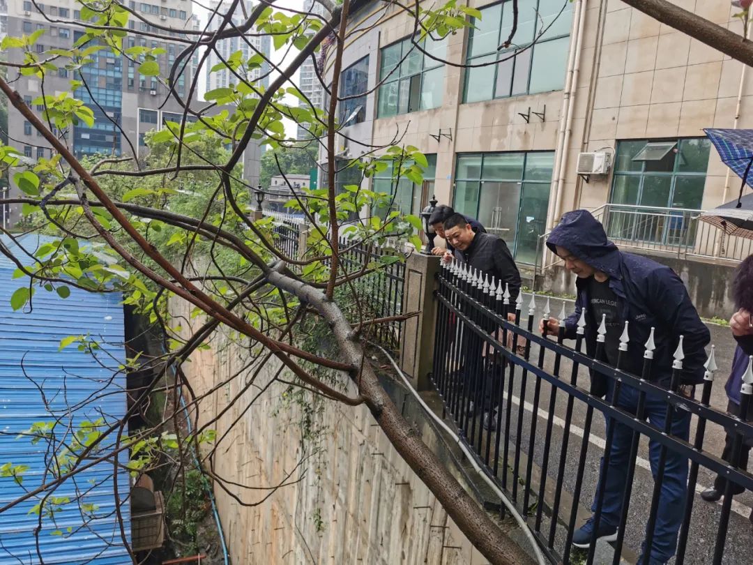 贺武夷检察长前往经世皇城小区开展“警民同心、网格走亲”我为群众办实事实践活动