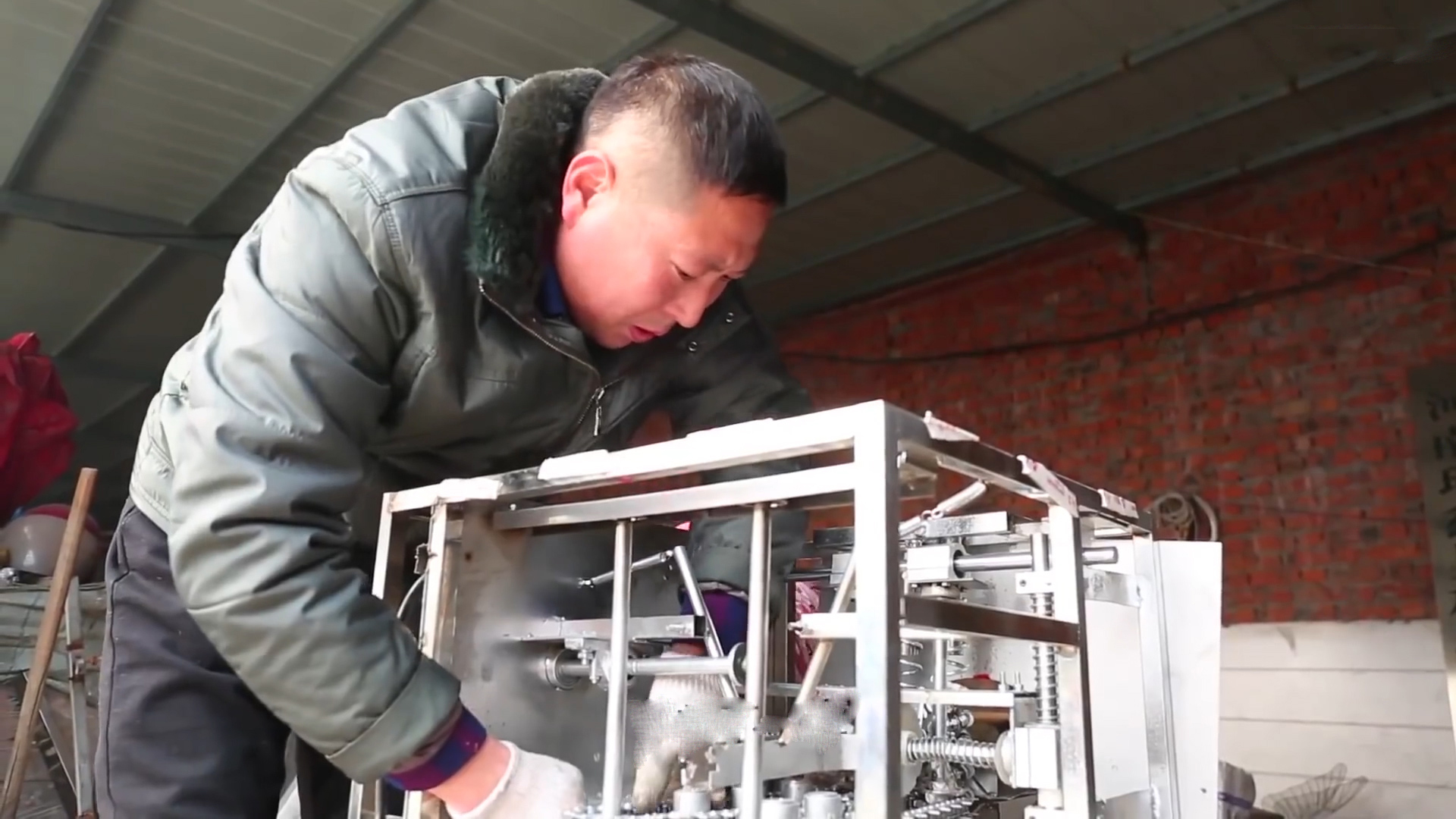 小伙子发明的杀鱼神器,自动杀鱼机制作全过程