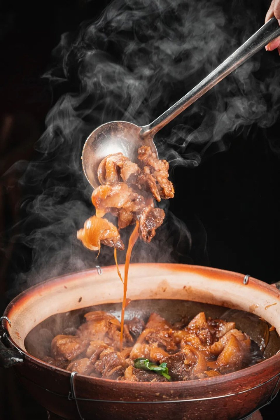 老西关炭炉羊肉煲，不给蘸酱！藏在村子里，门口停满豪车