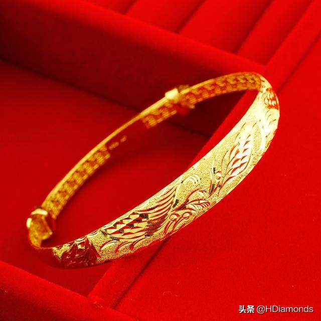 黄金手镯出现大量红斑点什么原因 (买到一口价的黄金手镯怎么处理)