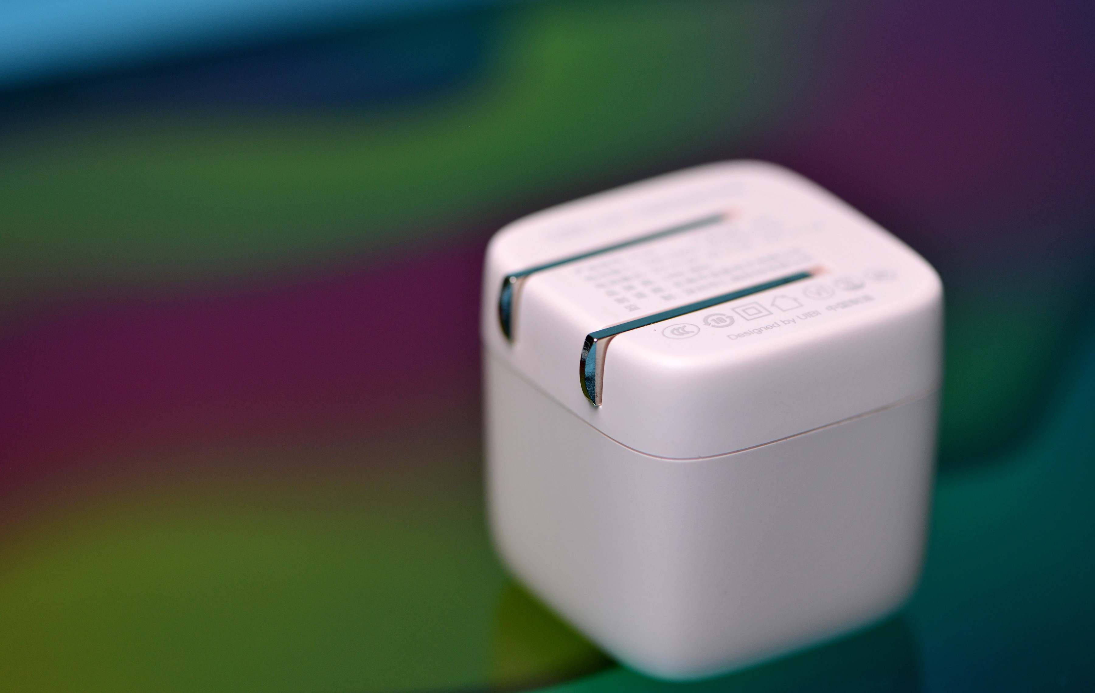 视觉清凉、温婉圆润的“小冰块”——UIBI柚比迷你快速充电器