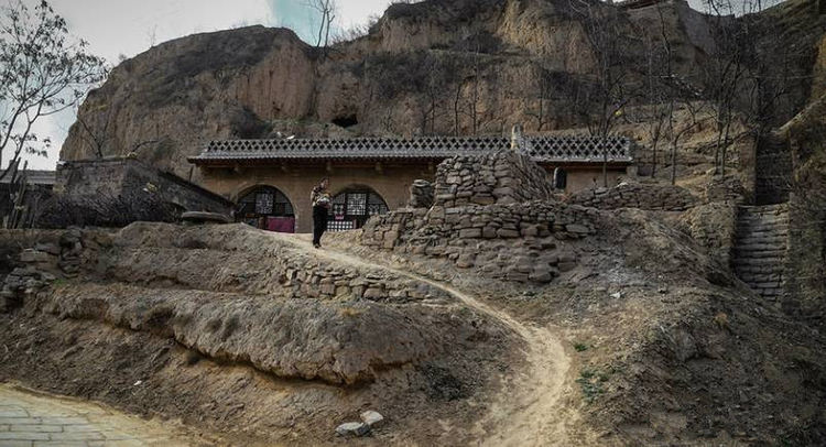 儿子看见母亲衣服痛哭,儿子看母亲用凉水洗衣服