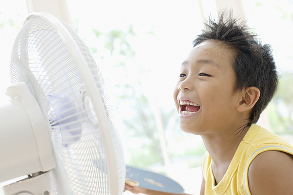 夏季宝宝身上擦爽身粉,宝宝身上痱子痒怎么解决