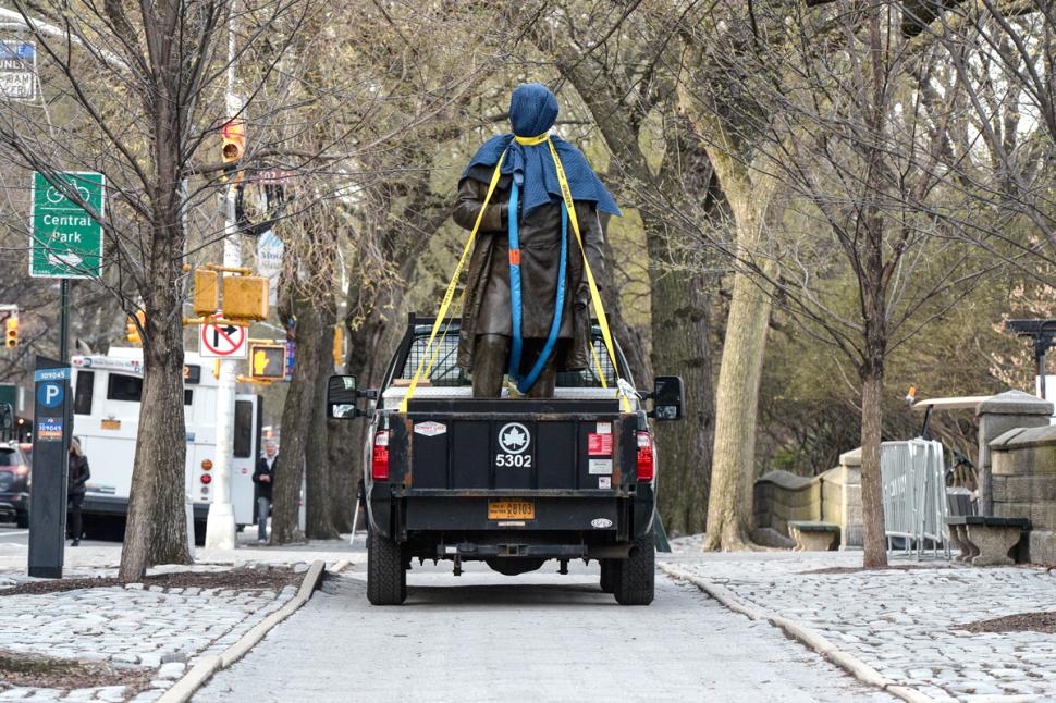他发明阴道窥器、治疗产后漏尿，实验是17岁女孩无麻醉手术30次