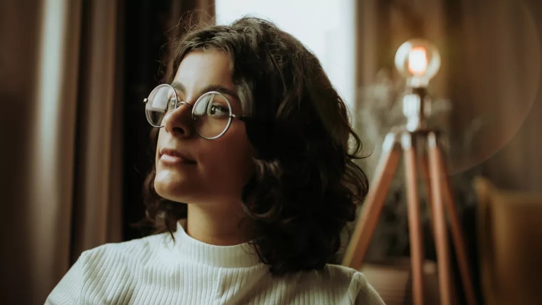 做人就是学会装傻歌词,做人要学会一半装傻一半聪明