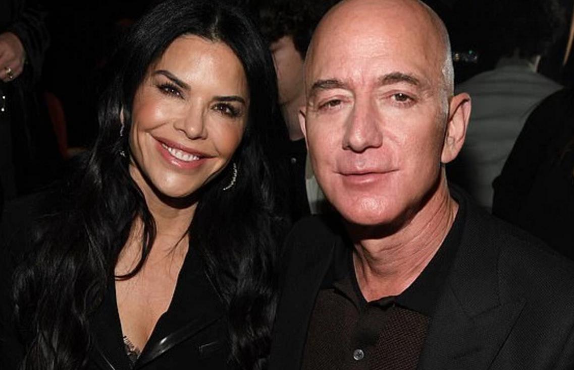 亚洲首富砸20亿为妻子造豪宅,世界首富携新欢现身