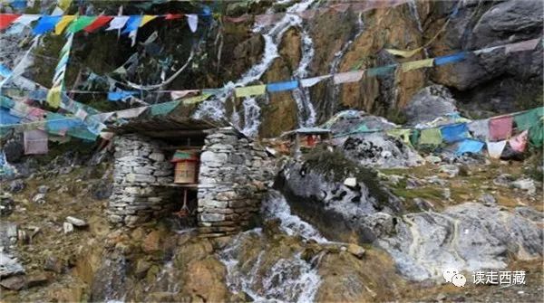 走青藏线翻越唐古拉山来到拉萨,西藏工布江达县的山脉