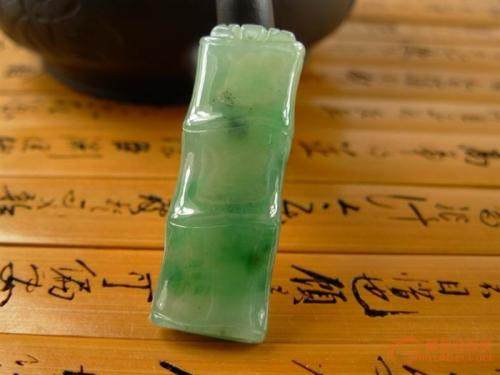 上2万元的油青种翡翠,油青翡翠的鉴别方法视频