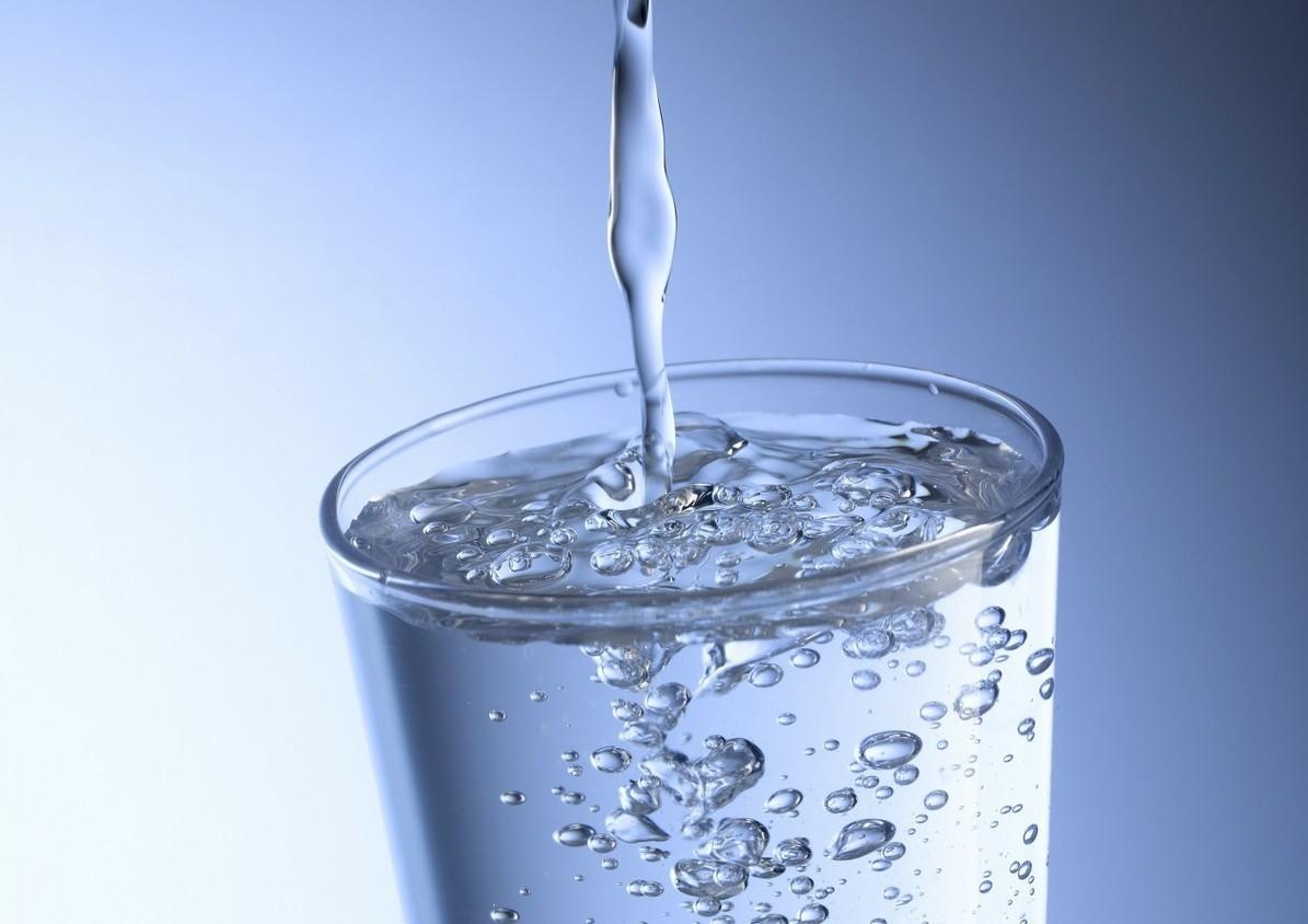 喝水时不小心把水洒地上了,喝水时不小心把水洒地上