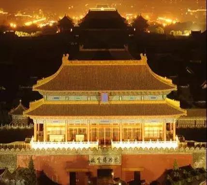 为何蚕宝宝吐有黄金丝,蚕宝宝吐的彩色丝是从哪来的