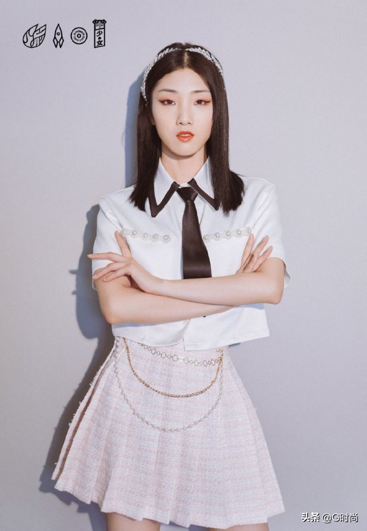 春季百褶短裙搭配不露腿,比较经典的百褶短裙搭配