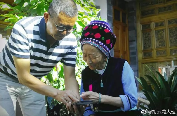 半个世纪前喜从天降上京汇演一念之差错过职业演艺生涯访何芳秀