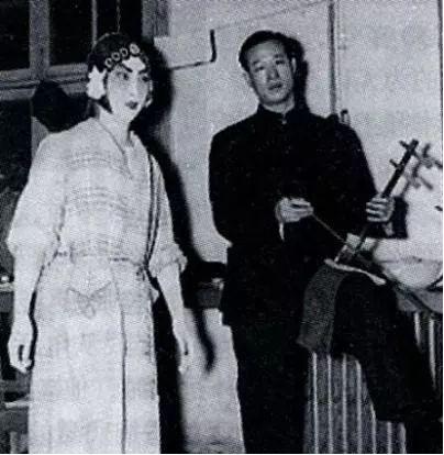 戏曲百科|京剧演员是怎样吊嗓子的?来看看内行人的专业行为