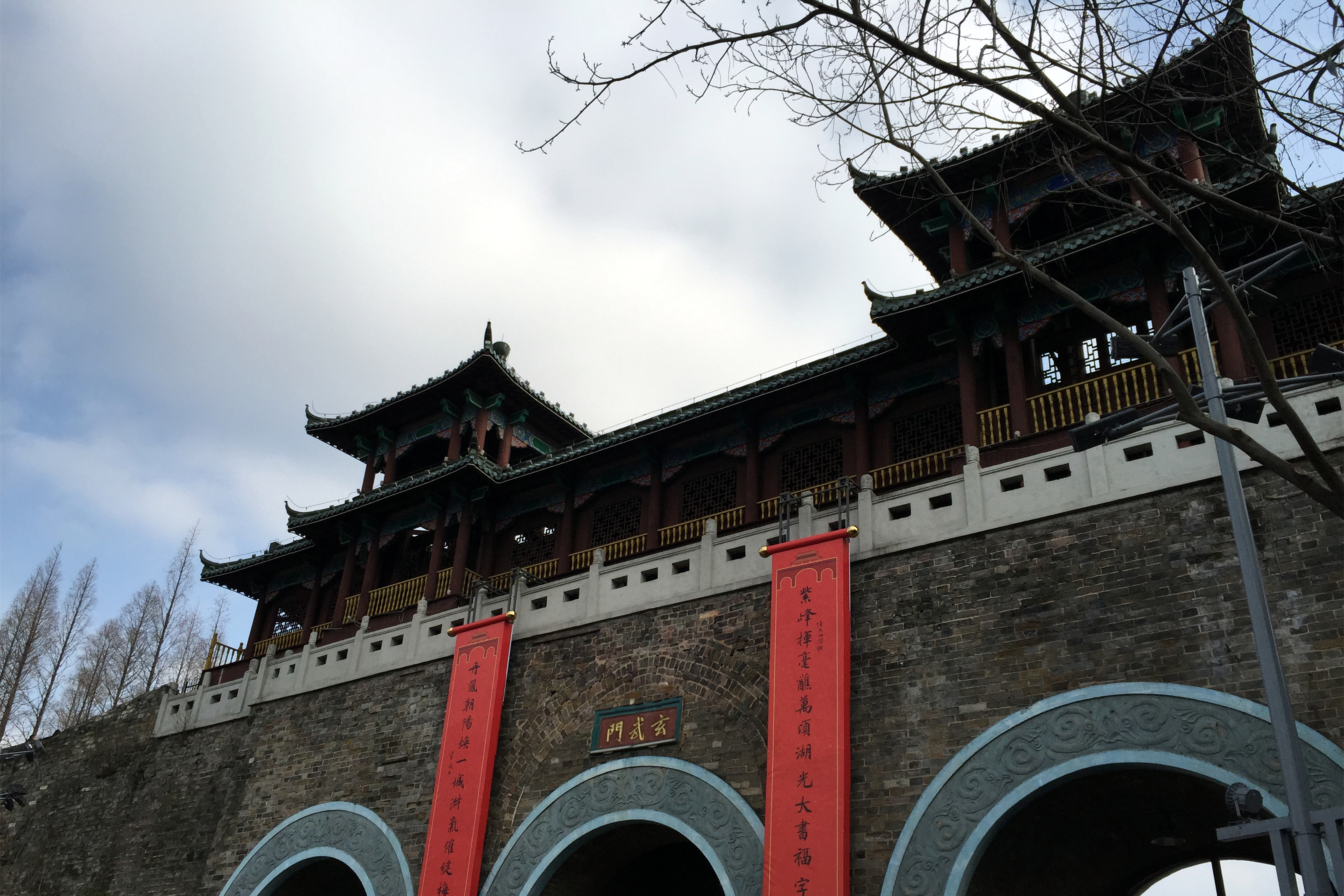 月下说金陵，晨起游南京