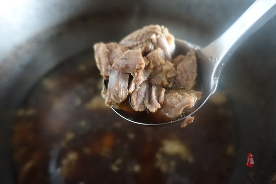 香气四溢的牛肉面，让家人吃得好舒服，自己擀的面条也是关键