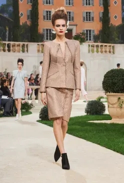 chanel香奈儿1995年时装秀,chanel香奈儿2015高级时装秀