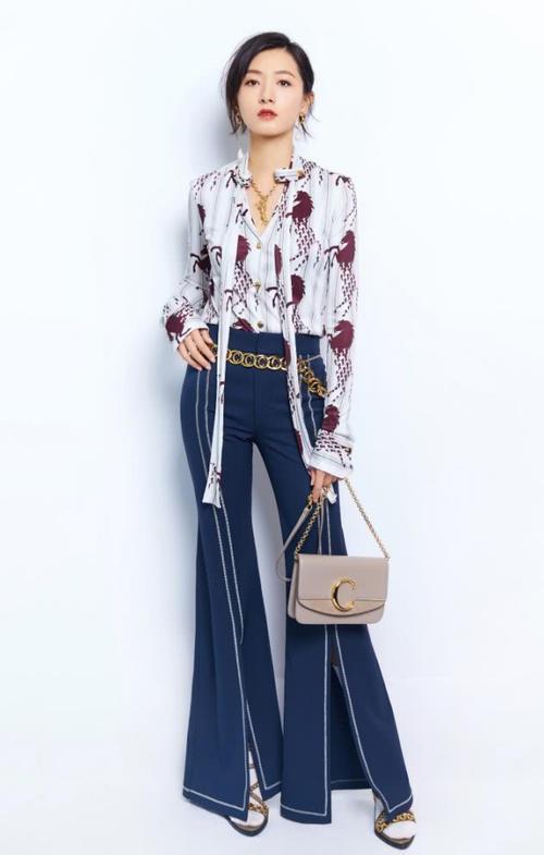 万茜2018年微博晒长发齐腰,万茜颜值巅峰的时候