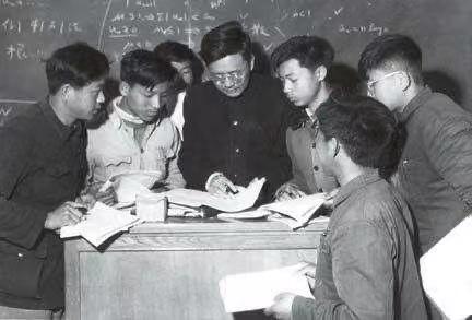 华罗庚读完《七律和郭沫若同志》,给毛主席写信:勤学毛著脱旧胎