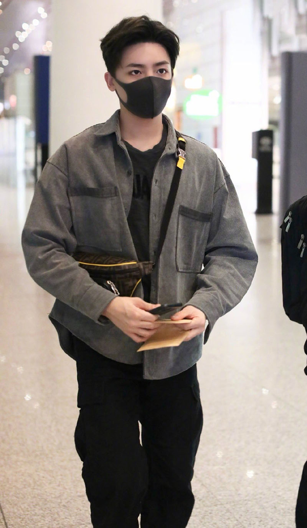 侯明昊白色运动套装,超酷魅力男神侯明昊写真