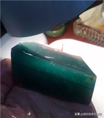 罕见的冰种翡翠,切出罕见冰翡翠