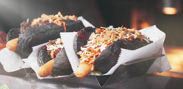 在公鸡身体里吃肯德基、小狗尾巴里吃热狗，奇葩星球餐厅什么样