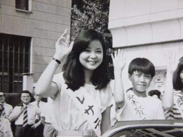 成龙献花邓丽君视频,邓丽君写给成龙的歌