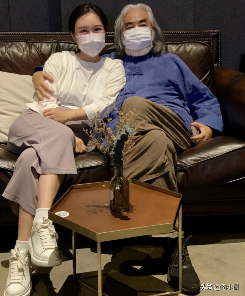 张纪中天天秀恩爱撒狗粮,张纪中和娇妻秀恩爱被吐槽辣眼睛