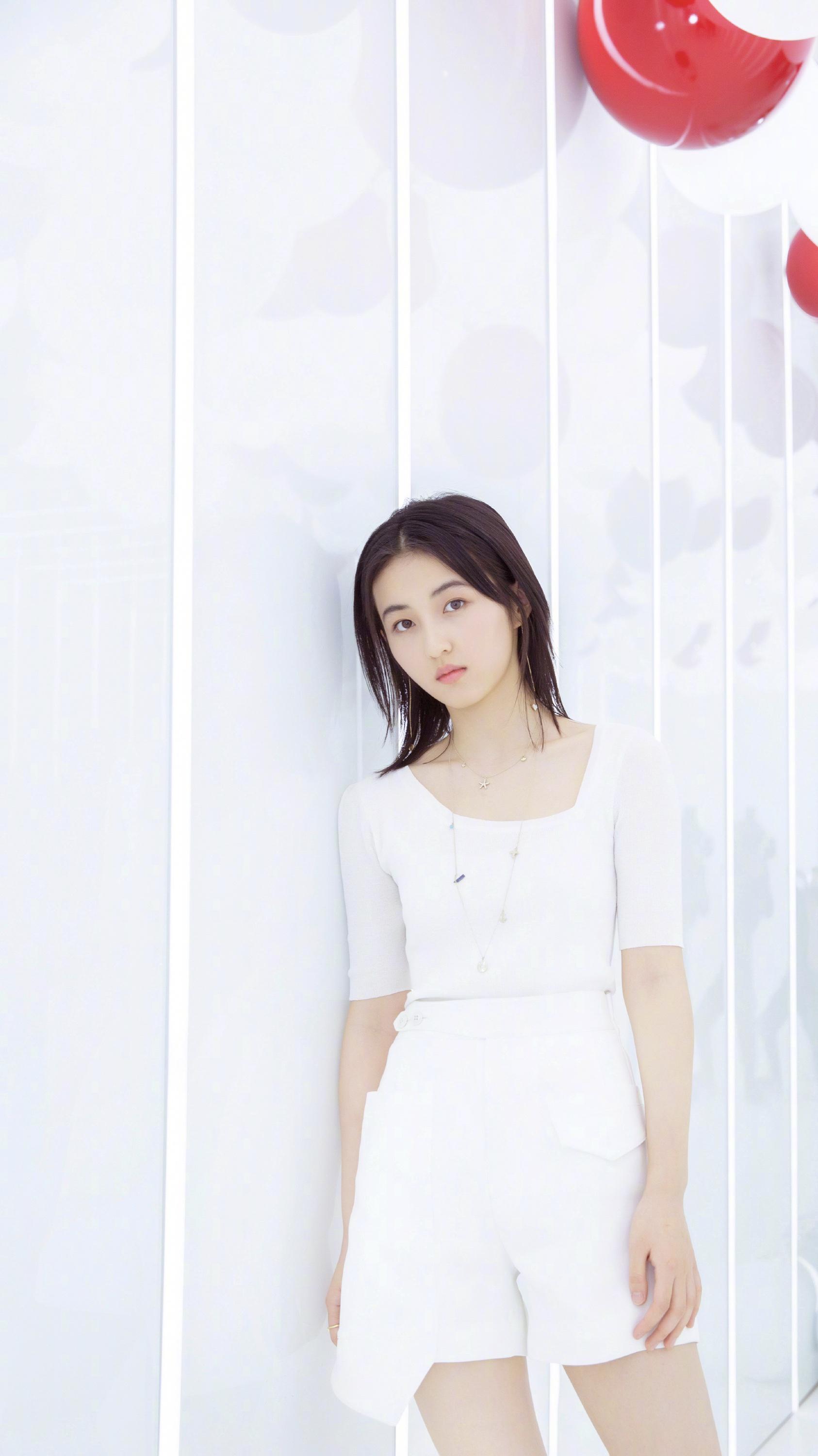 张子枫和孙俪妹妹成同学，代言运动品牌，白色羽绒衣秀冬季时尚